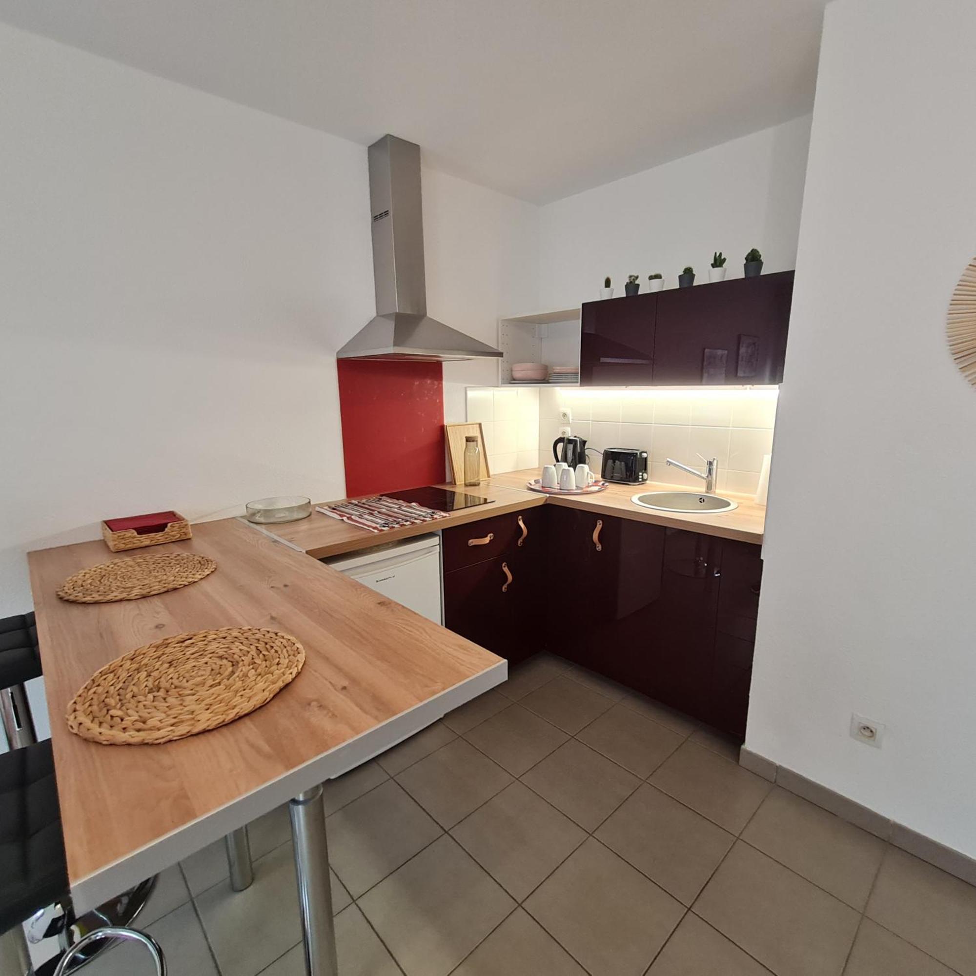 Beau Studio Tout Confort Au Calme Avec Parking . Apartment Villeurbanne Luaran gambar